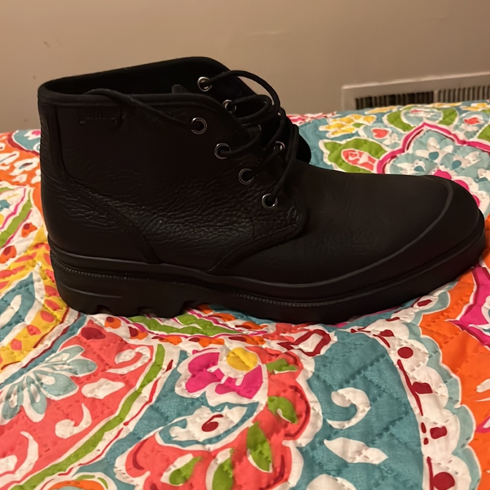 Size eight black leather Ralph Lauren polo boots.cloth Cotten lining .